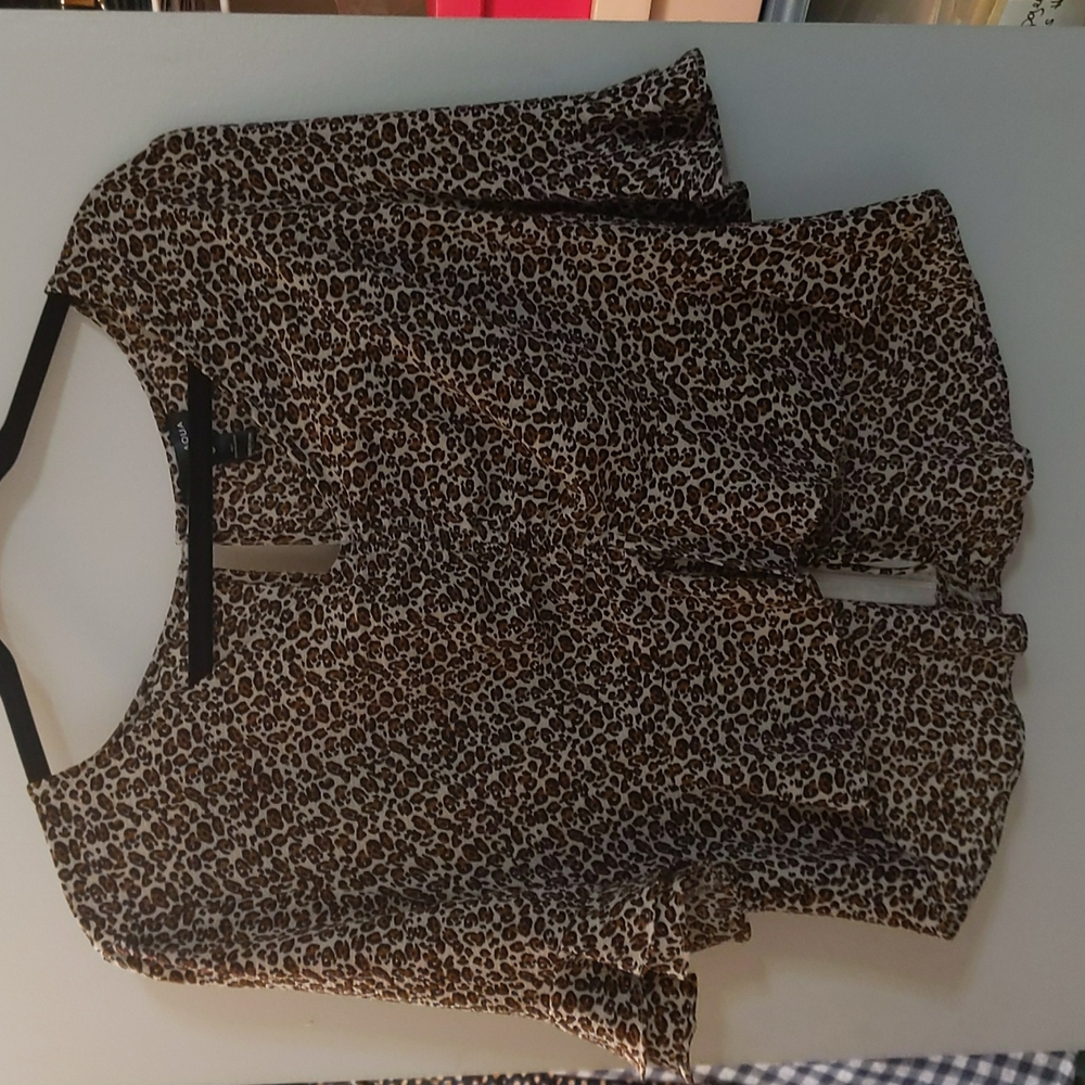 3/4 ruffle sleeve leopard crop top with zipper